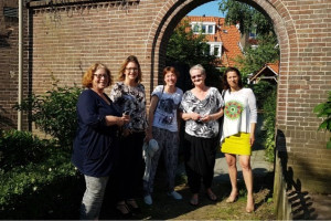 PvdA-wethouder Anne Janssen bezoekt Julianastraat